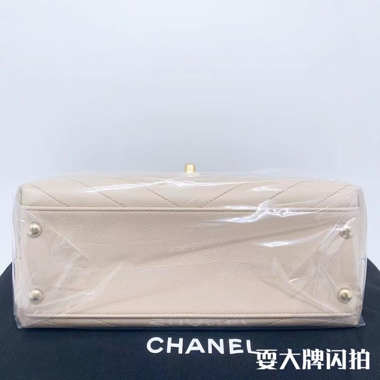 Chanel香奈儿 米色V纹金扣handle邮差链条包 Chanel 香奈儿米色V纹金扣handle邮差链条包，精致优雅的包型，合适的尺寸，耐磨的质感，手提优雅十足，妥妥的性价比款，最适合上班通勤，我们现货好价带走啦